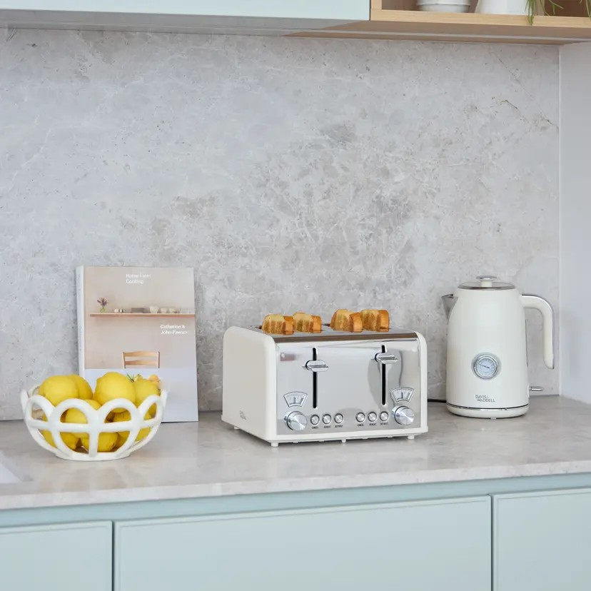 Davis & Waddell Newbury Vintage Electric Kettle | 1.7L Cream | Classic Look Kettle | One touch Switch
